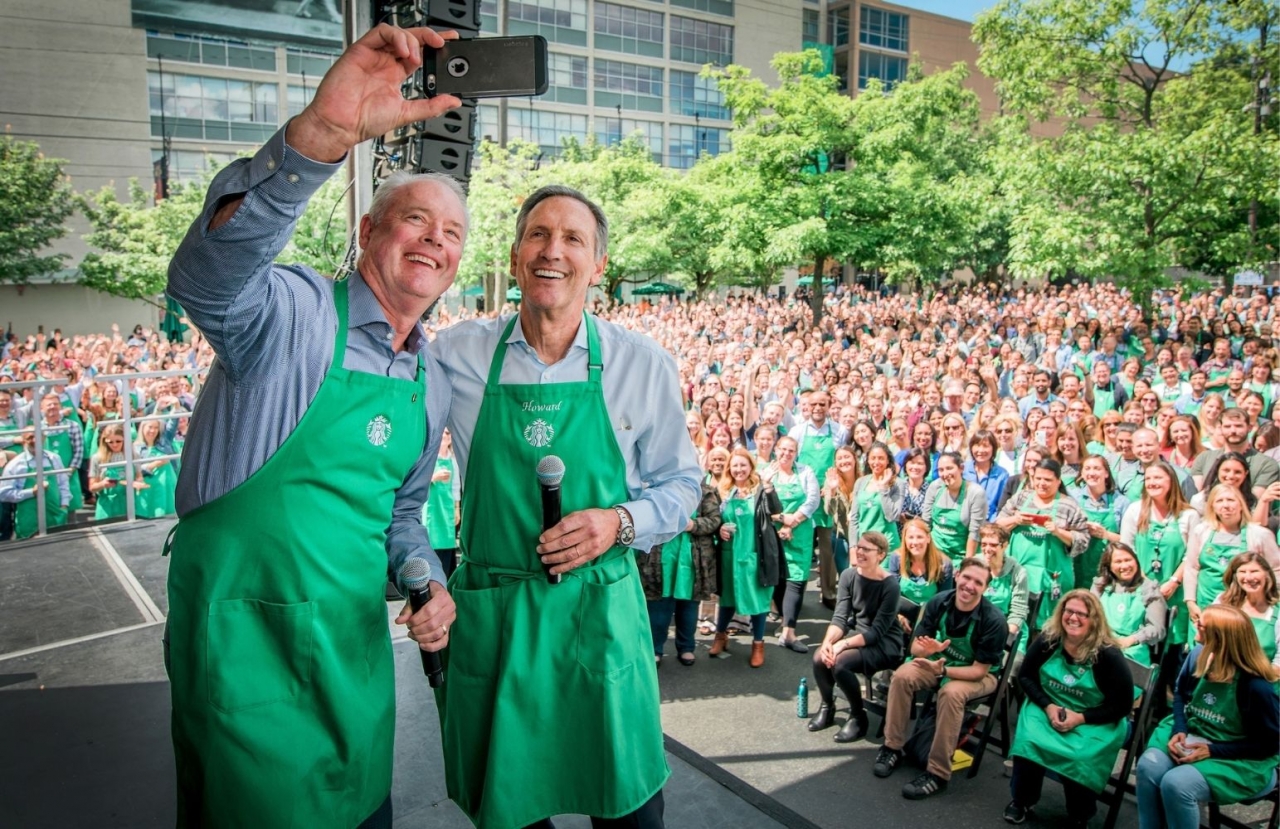 Howard Schultz chụp ảnh cùng nhân viên trong một sự kiện của Starbucks/ Ảnh: Starbucks